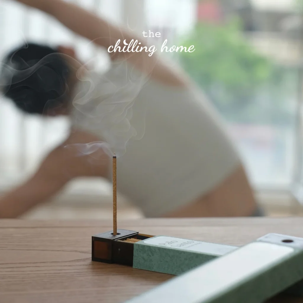 Thực hành tiền định hít thở cùng Palo Santo để bảo vệ năng lượng bên trong